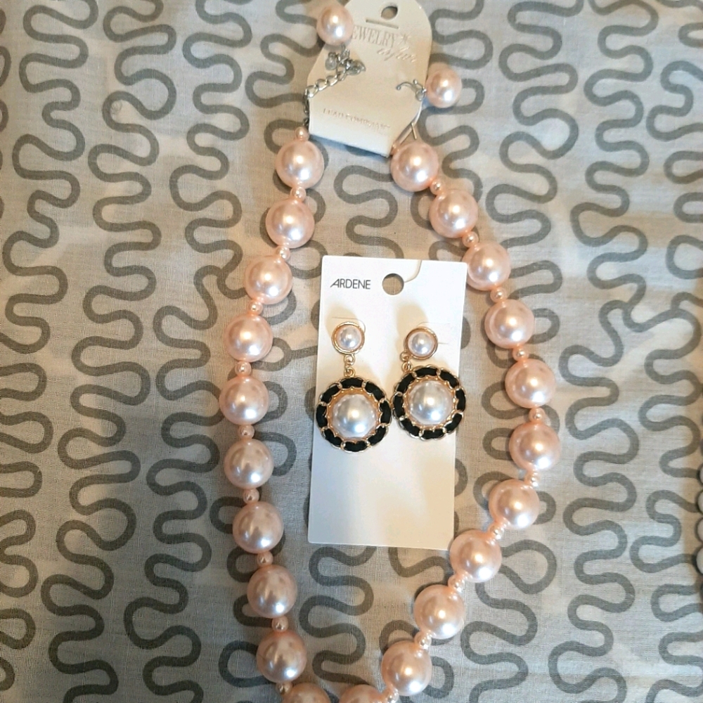 jewelry matching with free black and white earring